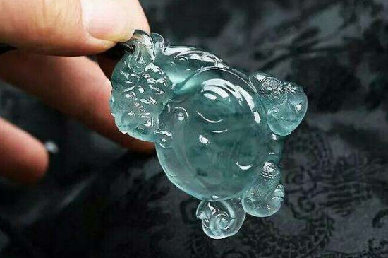 假翡翠手镯是什么材料做的