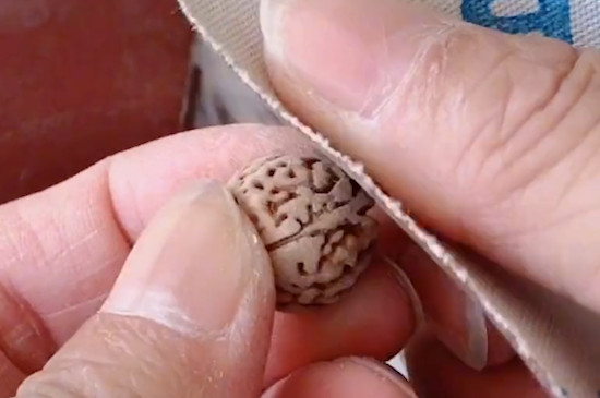 自己做桃核手串的步骤