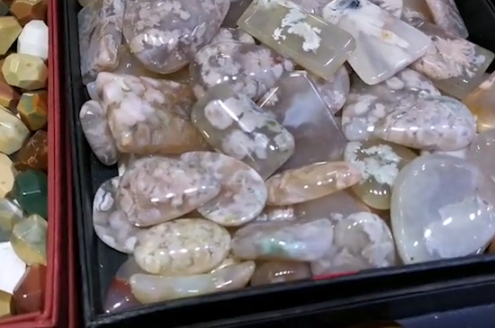玛瑙翡翠玉石的区别