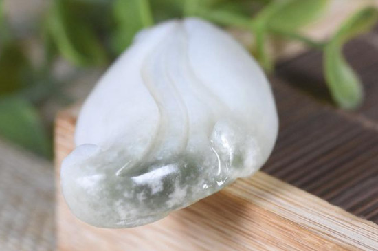 和田玉玉兰花吊坠的寓意