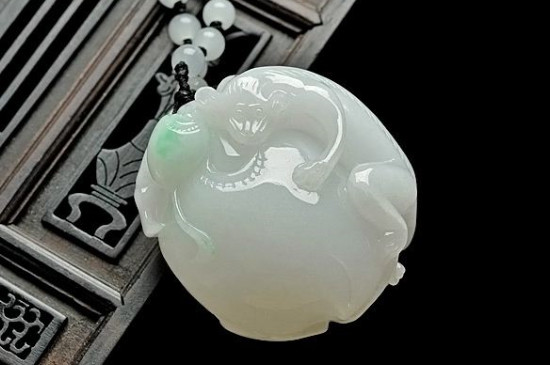 黄龙玉和翡翠的区别在哪里?