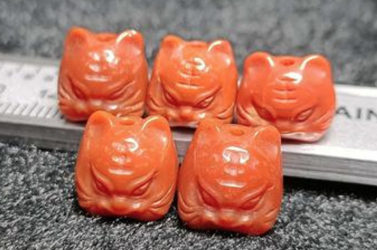 本命年戴朱砂好还是南红好，佩戴朱砂和南红的含义是什么