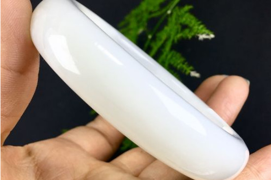 冰羊脂玉和羊脂玉的区别