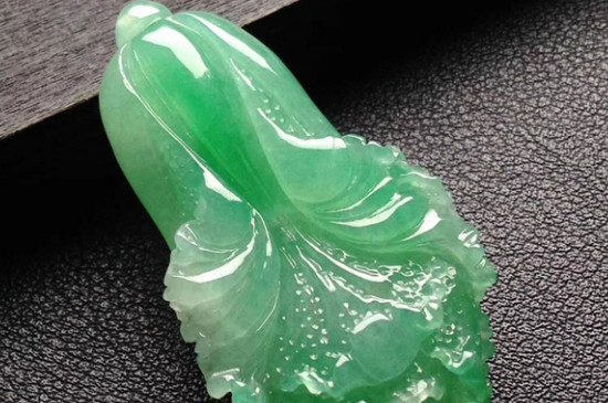 女人佩戴翡翠白菜禁忌
