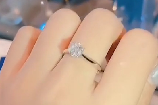女戒指的戴法和意义左右