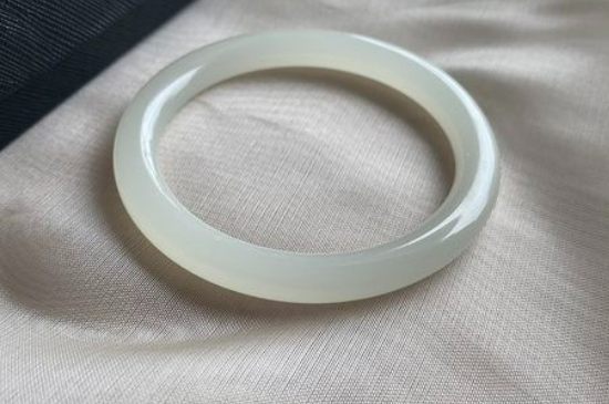 玉髓手镯和翡翠手镯的区别
