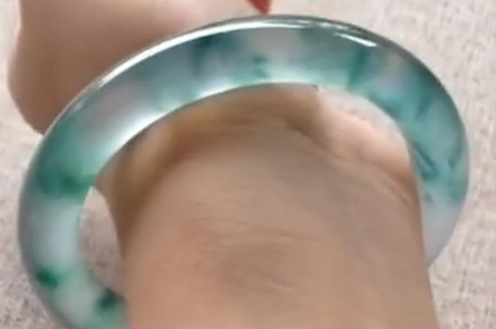 三种女人不适合戴翡翠