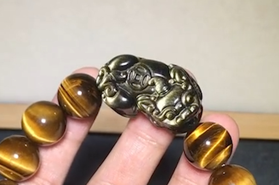 金曜石戴哪个手