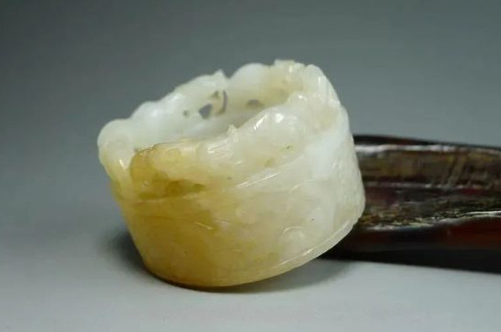 真玉假玉的鉴别方法手电筒