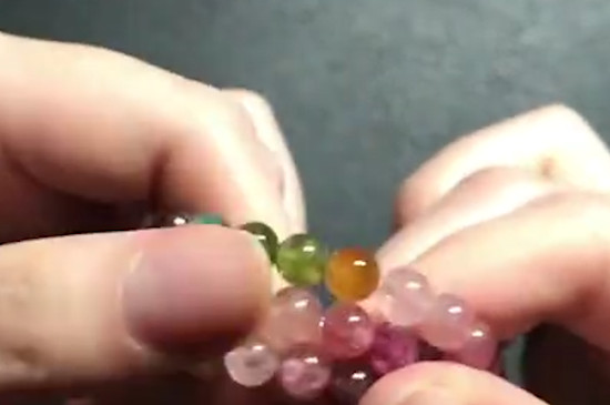紫牙乌和石榴石的区别