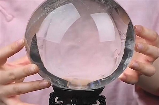 白水晶球风水摆件的寓意