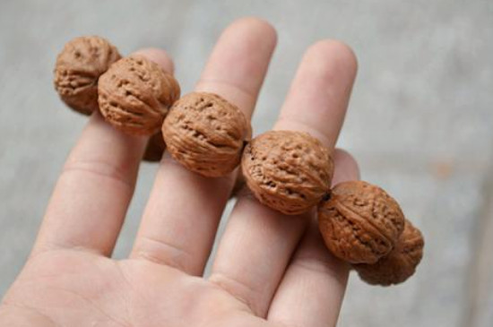 核桃手串怎么包浆快