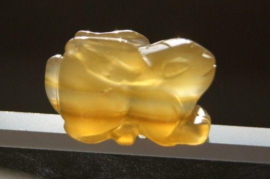 天然玛瑙最常见的颜色，蓝色/红色/黄色/白色