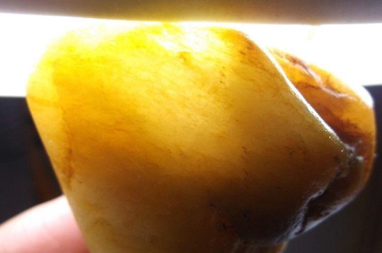 手电筒看黄龙玉鉴定方法