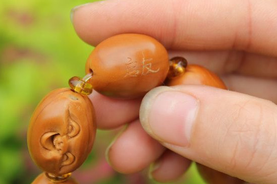 橄榄核手串刷什么油