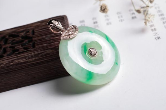 平安扣戴哪只手吉利，戴左手可带来好运