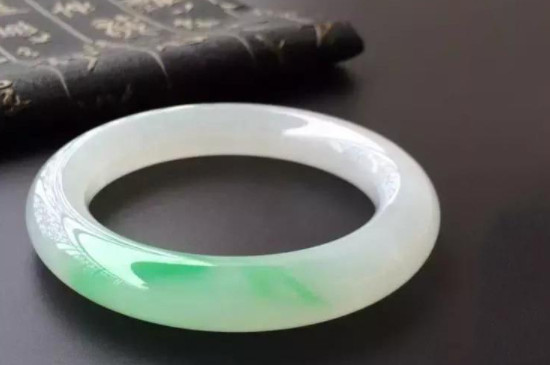 昆仑玉手镯什么颜色好