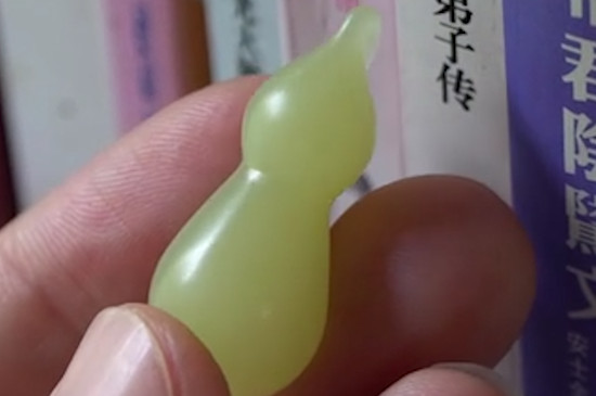女士佩戴葫芦的寓意